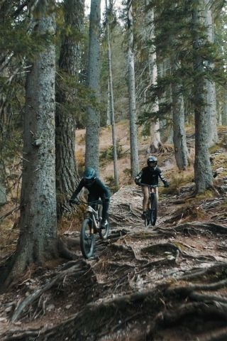 Feel the force of Gravita. Video lancio delle nuove scarpe da MTB gravity-specific di Fizik.